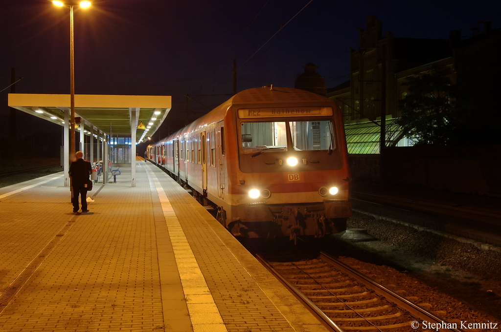 Am Gleis 1 in Rathenow steht der RE2 (RE 37387) von Rathenow nach Cottbus. Dieser Umlauf wurde mit Halberstdter und zwei Bimz gefahren. 21.10.2011