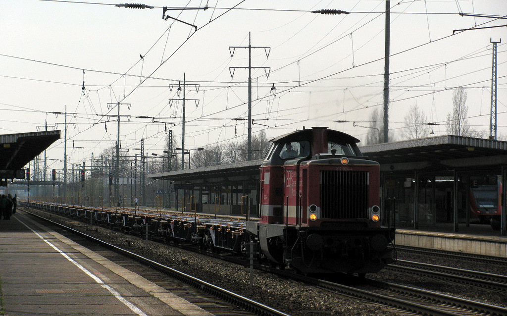 Auch 212 024-4 der EGP zog am 08.04.2010 mit vielen leeren, aber auch neuen Containerwagen durch Berlin Schnefeld Flughafen.
