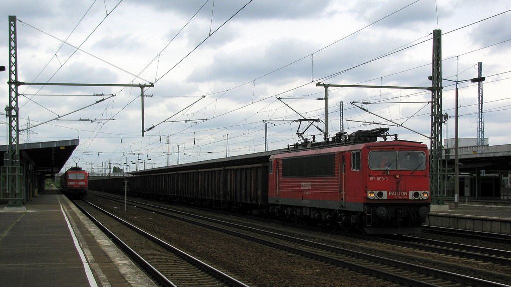 Auch ein Kohlenzug von Knigs Wusterhausen kam am 18.05.2010 bespannt von 155 008-6 durch Schnefeld Richtung Spreewitz.
