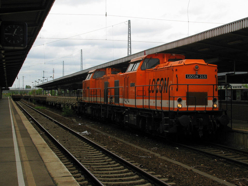 Auch Locon 215 (203 141-7) und ein weiteres Geschwisterchen waren am 18.05.2010 in Schnefeld zu Gange. Diese beiden Gleise sind mittlerweile nicht mehr ans Gleisnetz angeschlossen, denn dort wo sie verliefen, liegen mittlerweile bereits die Gleise der neuen BBI - S - Bahn.