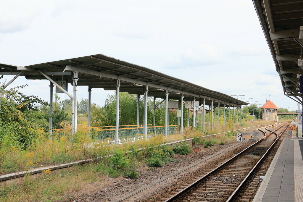 Bahnhof Bad Freienwalde am 12. September 2012. Nicht mehr genutzter Bahnsteig, im Hintergrund das Stellwerk.