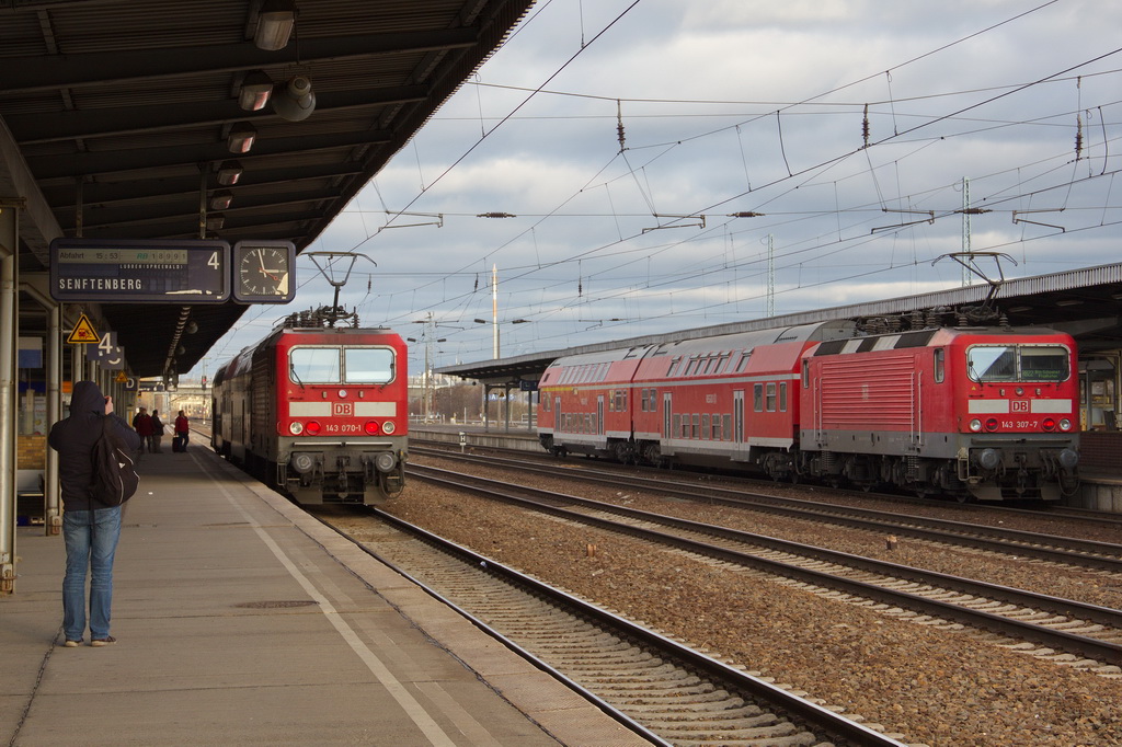 Bahnhof Berlin Schnefeld Flughafen am 15. Januar 2012, auf Gleis 3 steht zur Abfahrt bereit 143 307-7 mit der RB 22 (RE 28821) nach Potsdam Hauptbahnhof und auf Gleis 4 143 070-1 mit dem RB 14 (RB 18991) nach Senftenberg. 