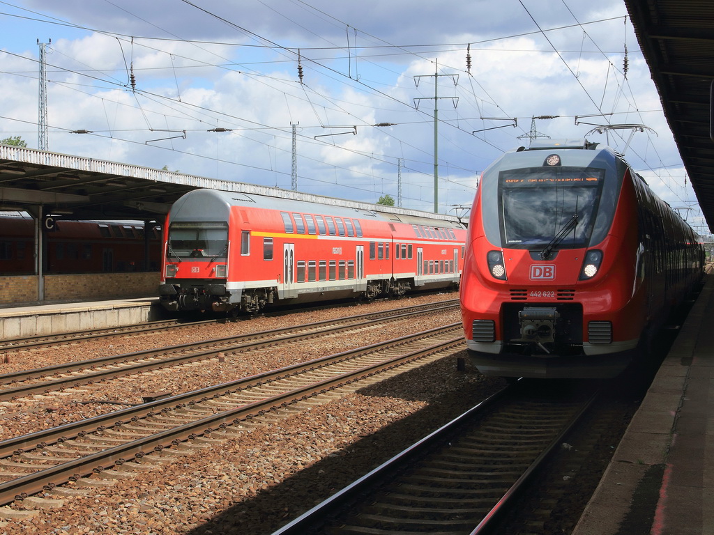 Bahnhof Berlin Schnefeld Flughafen am 02. Juni 2012, an diesem Tag wurde 442 622 mit 442 624 als RB 22 eingesetzt. Hier steht die Einheit am Gleis 3. 