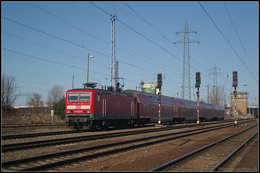 DB Regio 143 812-6 kommt mit der RB14 in den Endhalt eingefahren. Im Display ist schon das Ziel der Rcktour zu lesen (gesehen Berlin Schnefeld Flughafen 19.03.2011)