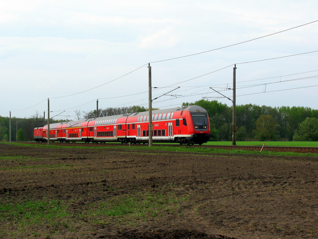 Der nchste RE 2 nach Cottbus mit Sonne am 1.Mai 2010.