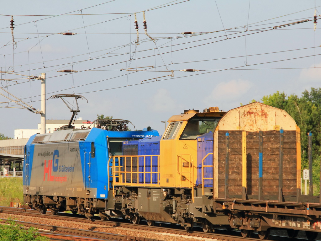 Die 277 003-0 – eine MaK G1700 am Haken der 185 510-5 am 04. Juli 2012 kurz vor dem Bahnhof Berlin Schnefeld. 