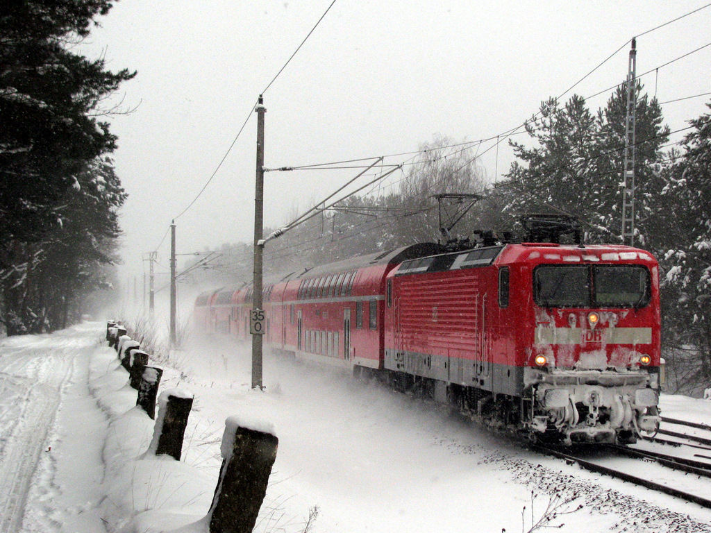 Diese unbekannte 112 kam mit ihrem RE 2 nach Rathenow am 09.01.2010 pnktlich durch Bestensee.