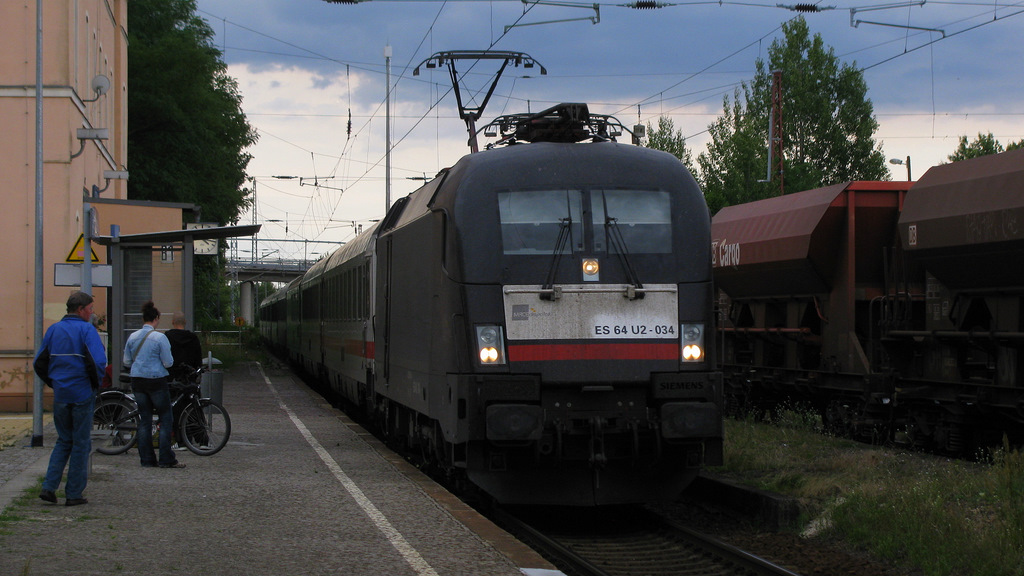 EC 174 von Budapest keleti pu nach Hamburg Altona. Dies ist die Stammleistung der 182er von DB FV. Hier in Herzberg/Elster. 01.07.2011
