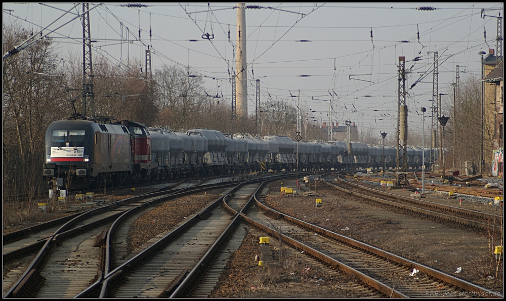 EGP ES 64 U2-002 und EGP 212 024 ist mit dem Zementzug Richtung Sden unterwegs (gesehen Oranienburg 25.02.2011)