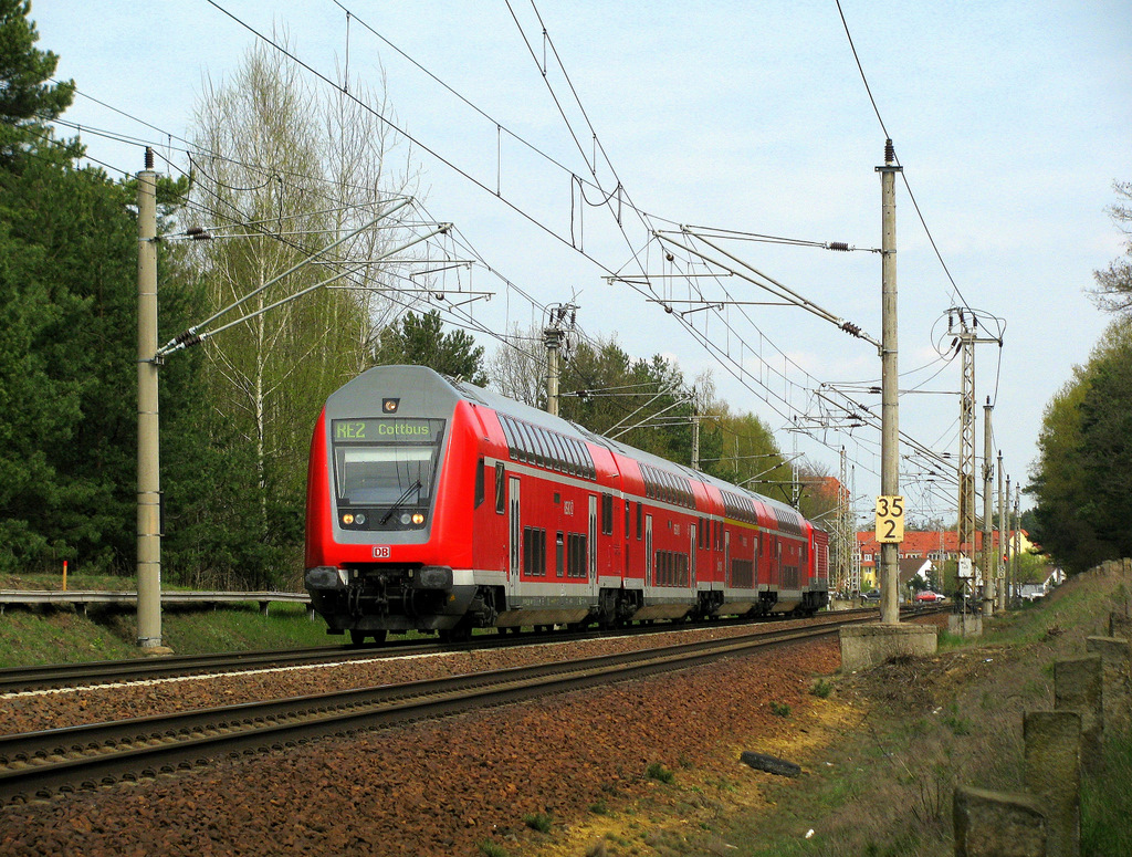 Ein RE 2 nach Cottbus am 24.04.2010 durch Bestensee gen Cottbus.