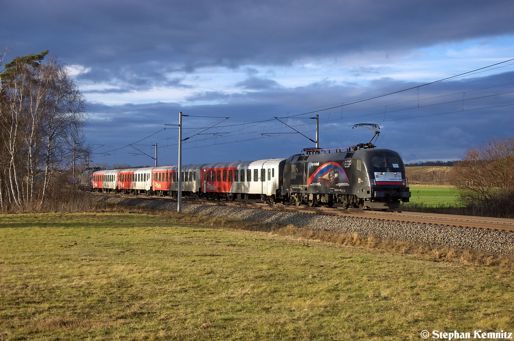 ES 64 U2 - 002 (182 502-5) MRCE Dispolok GmbH fr ODEG - Ostdeutsche Eisenbahn GmbH mit dem RE4 (RE 37316) von Ludwigsfelde nach Rathenow bei Nennhausen. 26.12.2012