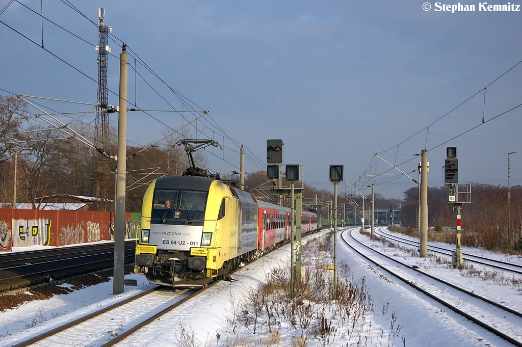 ES 64 U2 - 011 (182 511-6) MRCE Dispolok GmbH fr ODEG - Ostdeutsche Eisenbahn GmbH mit dem RE4 (RE 37316) von Ludwigsfelde nach Rathenow, bei der Einfahrt in Rathenow. Geschoben hatte die ES 64 U2 - 029 (182 529-8). 14.12.2012