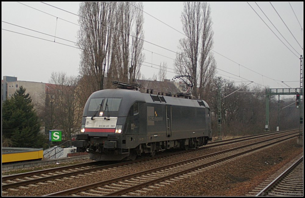 Fr DB Fernverkehr ist ES 64 U2-001 im Einsatz. Hier ist sie solo Richtung Nordkreuz unterwegs (gesehen Berlin Jungfernheide 18.02.2011)