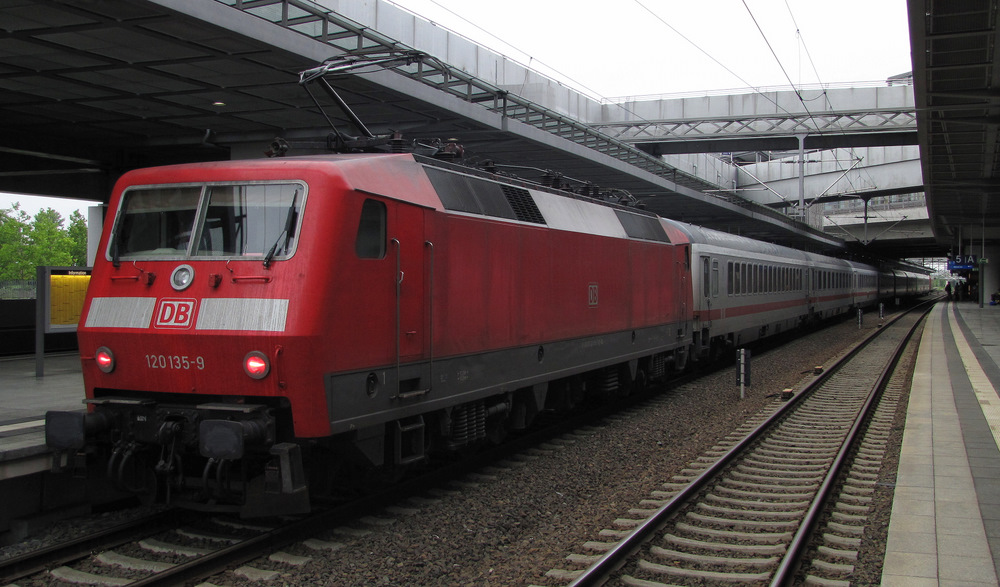 Hier sieht man die 120 135-9 am Zugschluss des IC 2200 nach Hamburg-Altona. Berlin Sdkreuz den 04.07.2011