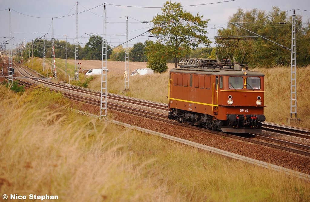 Im braunen Orient-Express-Gewand durcheilt der Holzroller DP 62 den B 72 bei Priort auf dem Weg zu seinem nchste Einsatz (25.09.09)
