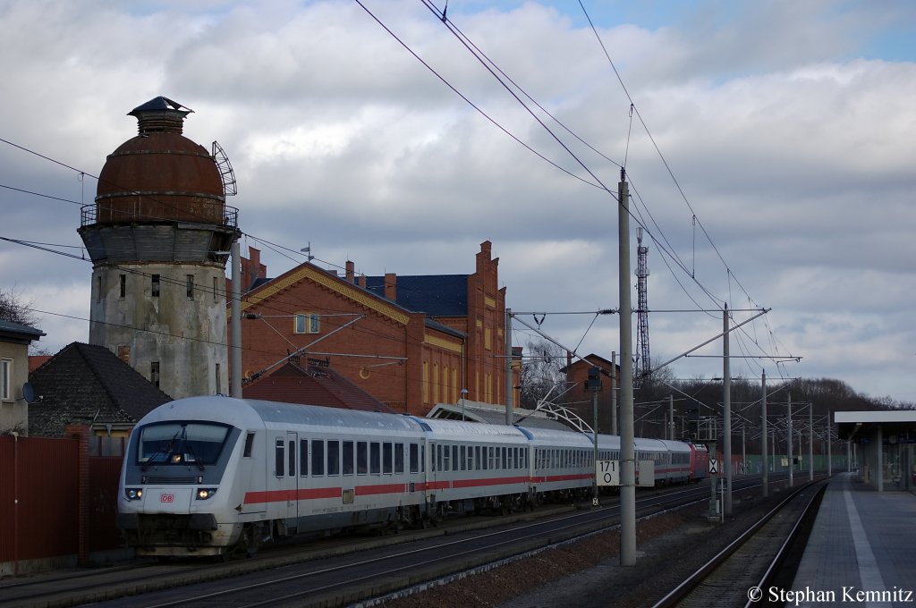 In Rathenow durch fhrt der IC 1917 nach Kln den Bahnhof. Geschoben wird er von 101 057-8. 11.02.2011