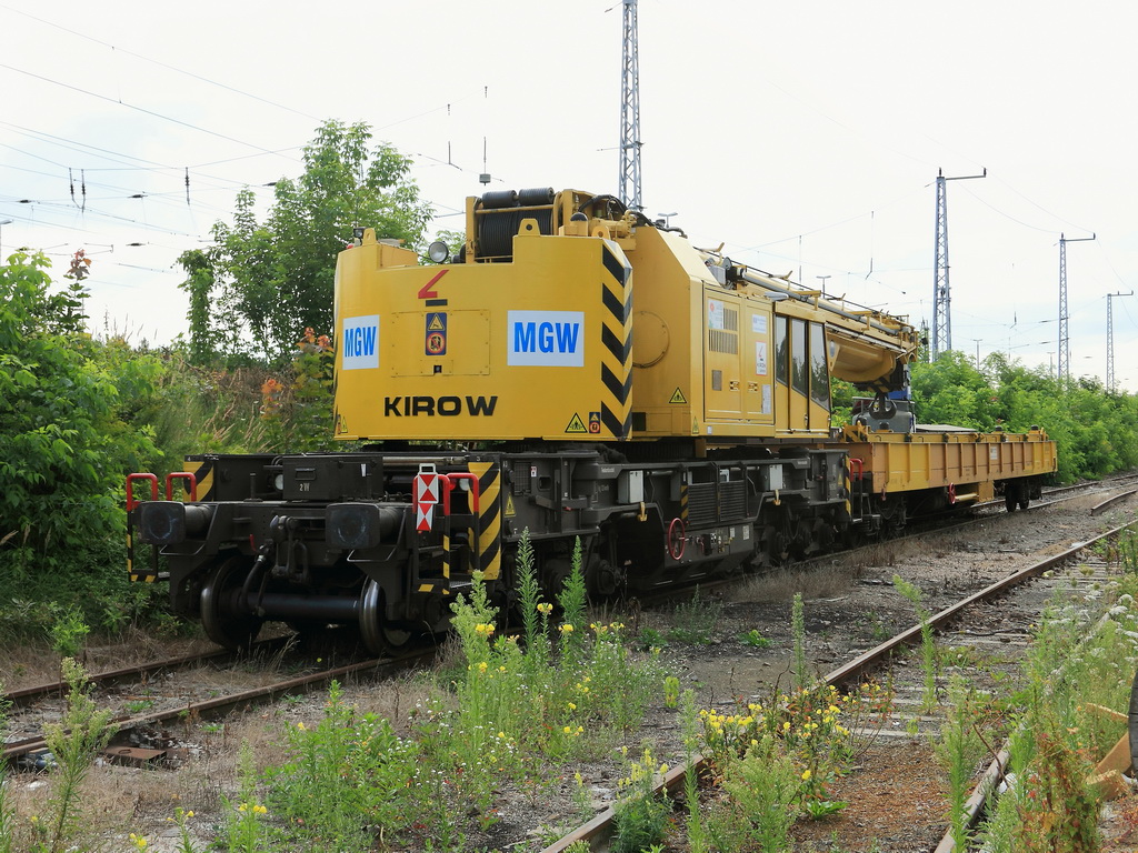KIROW Gleisbauschienenkran KRC 810 T der Gleisbaufirma MGW GmbH, 10243 Berlin (97 82 53 507 19-5) steht am 10. August 2012 im  Gterbahnhof Grnau. 