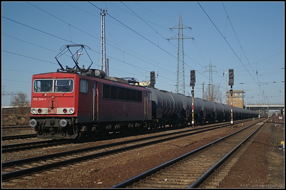 Mit einem Ganzzug Kesselwagen von emewa ist DB 155 204-1 nach Sden unterwegs. Einige Wagen hatten Reparaturzettel (gesehen Berlin Schnefeld Flughafen 19.03.2011)