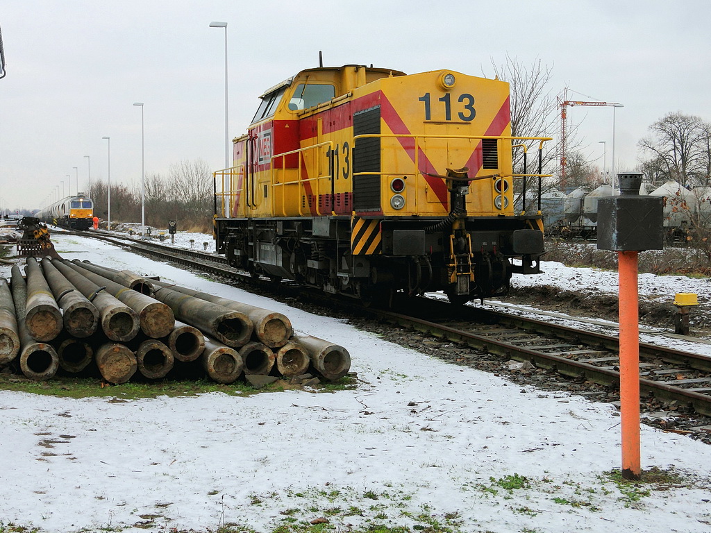 Rdersdorf bei Berlin am 04. Dezember 2012 , Blick ber den Zaun der Anschlussbahn fr das Zementwerk der CEMEX auf die MEG 113 mit der NVR-Nummer: 98 80 3298 088-6 D-MEG.