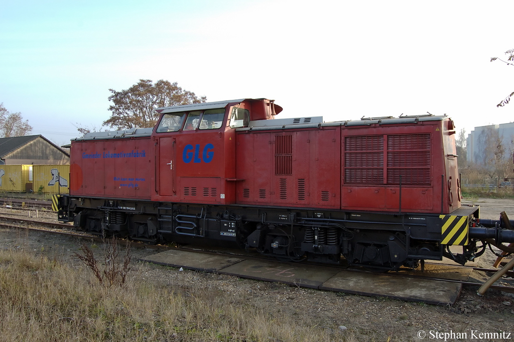 V 100.05 (202 726-6) ex DR 110 726-7 HGB - Hessische Güterbahn GmbH steht mit einem Bauzug in Rathenow. 24.11.2011