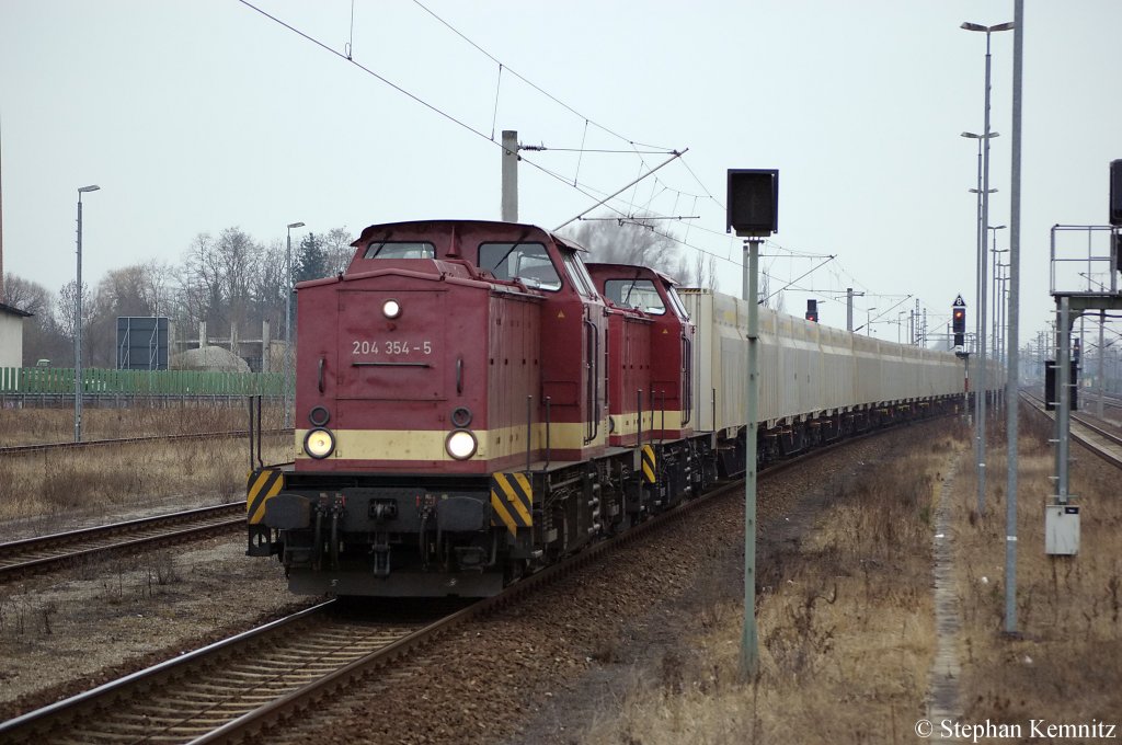 V100-Ost MTEG - Muldental Eisenbahnverkehrsgesellschaft mbH 204 354-5 (202 354-7) & 204 347-9 (202 347-1) Doppel mit Hackschnitzelzug in Rathenow in Richtung Wustermark unterwegs. 16.03.2011
