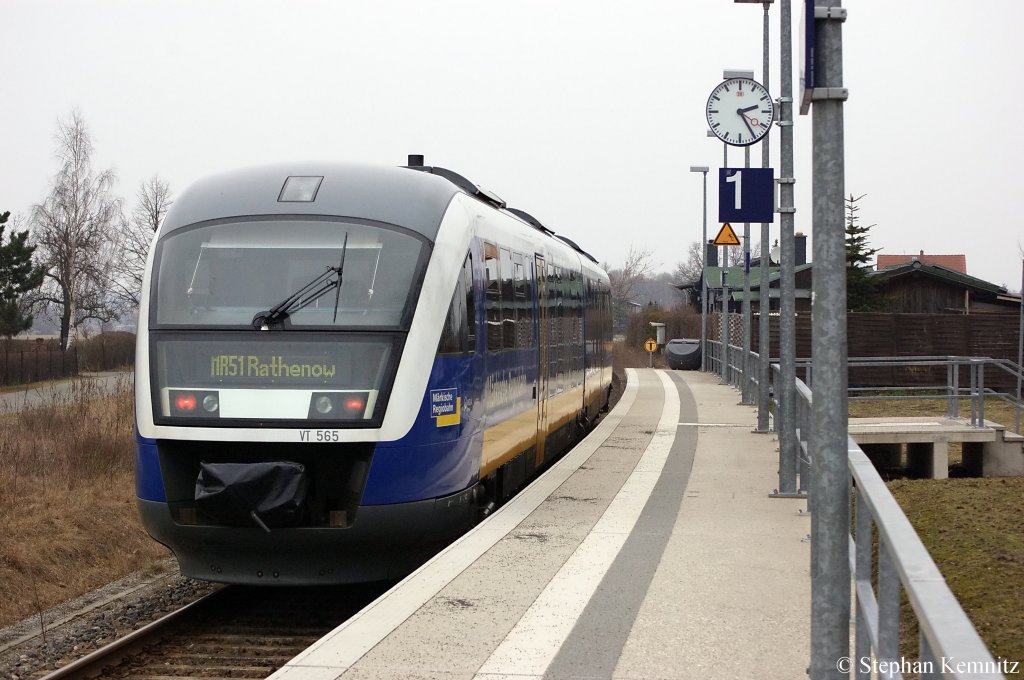 VT 565 von der Mrkischen Regiobahn als MR51 (MR 68930) nach Rathenow am Haltepunkt Fohrde. 17.02.2011