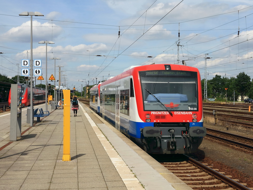 VT 650.05 mit VT 650.08 bei der Einfahrt in den Bahnhof im Bahnhof  Oranienburg am 01. August 2012 als RB 12 (PEG 79716 Prignitzer Eisenbahn) nach Templin Stadt.