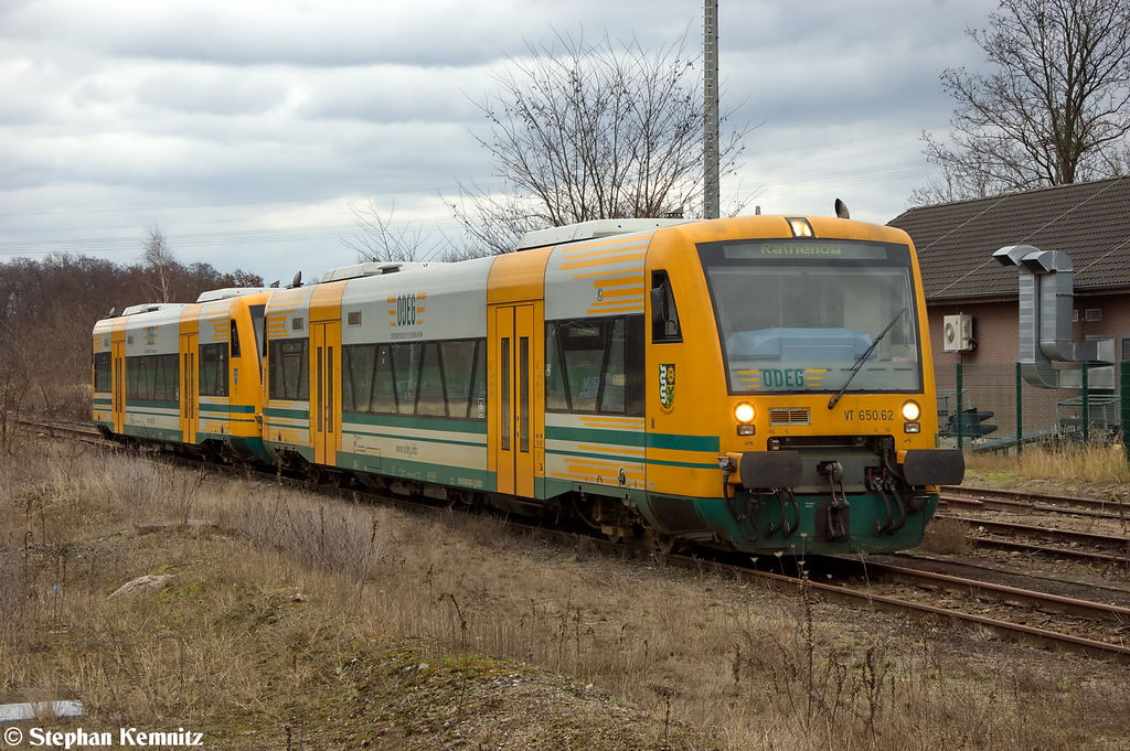 VT 650.62  Amt Schlaubetal  (650 062-2) & VT 650.78  Seelow (Mark)  (650 078-8) der ODEG - Ostdeutsche Eisenbahn GmbH standen am 1. Weihnachtstag in Rathenow. Sie kamen als RE4 (RE 37389) von Berlin Ostbahnhof nach Rathenow und standen als Reserve für den RE4 (RE 37305) zur Verfügung. 25.12.2012 