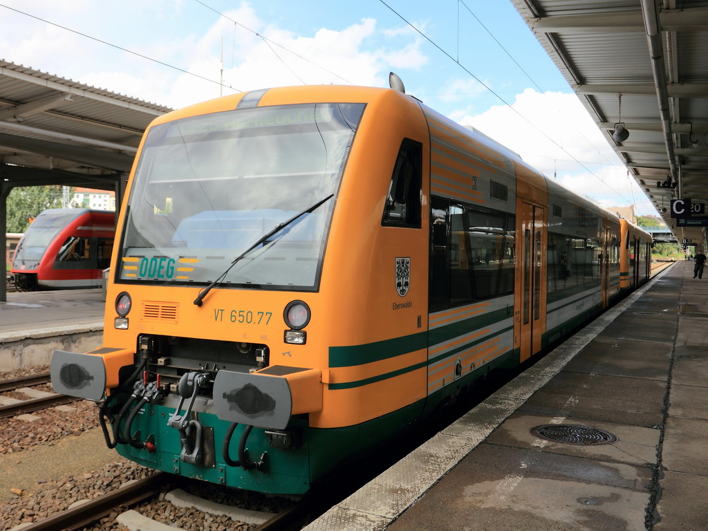 VT 650.77 mit VT 650.67 als OE 79269 (Linie OE 25)  der Ostdeutsche Eisenbahn GmbH steht am 19. Juli 2012 im Bahnhof Berlin Lichtenberg  zur Fahrt nach  Werneuchen bereit.
