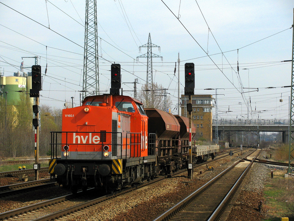 Whrend eine 364er ihren Zug umfuhr kam V 160.1 (92 80 1203 012-0 D-HVLE, ex DR 202 654) durch Berlin Schnefeld Flughafen Richtung Genshagener Heide am 08.04.2010.
