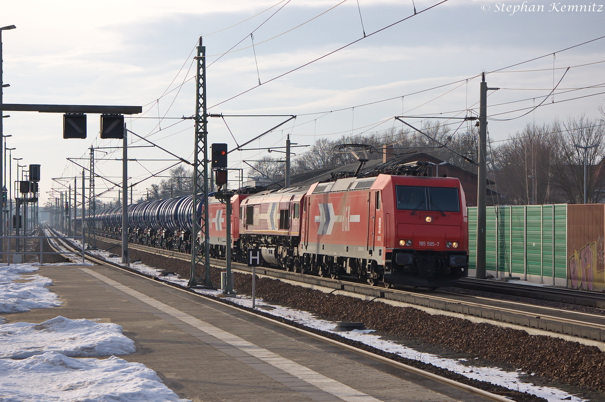 185 585-7 Macquarie European Rail für RheinCargo GmbH  HGK 2063  mit den Wagenloks DE 61 (266 061-1), 185 584-0  HGK 2062  und einem Kesselzug  Benzin oder Ottokraftstoffe , bei der Durchfahrt in Rathenow. Die Fahrt ging in Richtung Wustermark weiter. 01.02.2014 