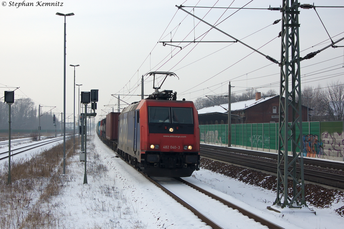 482 040-3 SBB Cargo für LOCON LOGISTIK & CONSULTING AG mite einem Containerzug, bei der Einfahrt in Rathenow und fuhr in Richtung Wustermark weiter. 28.01.2014