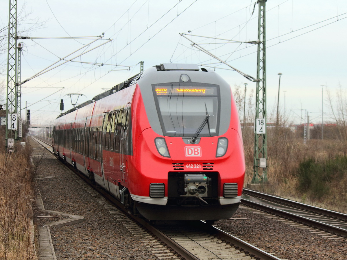 Bahnhof Großbeeren am 04. Januar 2014, Durchfahrt 442 321 und 442 821 als RB 19 nach Senftenberg über Berlin Flughafen Schönefeld von Berlin Gesundbrunnen kommend. Danke für den Lichtgruß. 