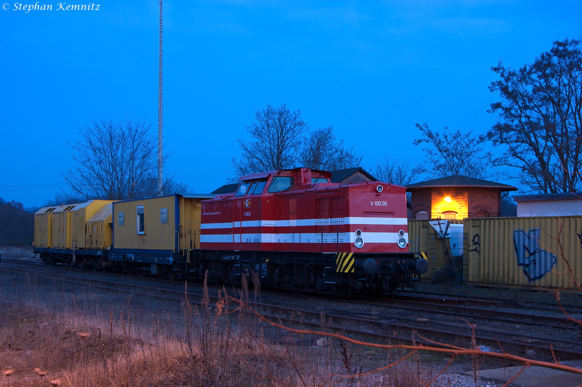 V 100.05 (202 726-6) HGB - Hessische Güterbahn GmbH stand mit einem Arbeitszug in Rathenow abgestellt. 25.02.2014