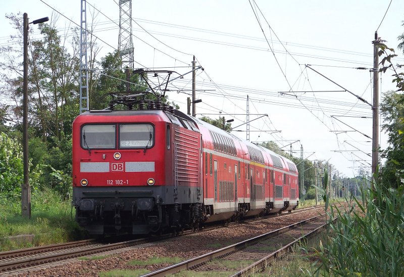 112 182-1 kommt hier mit dem RE2 von Cottbus nach Rathenow durch den ehemaligen Haltepunkt  Ragow  gefahren. 20.07.2009