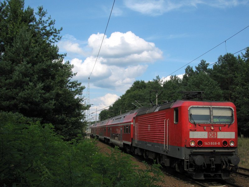 143 868-8 mit der RB der Linie 14 nach Senftenberg.