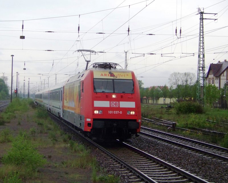 Die  ARD Buffet -Lok 101 037-0 ist am 01.05.2008 mit dem EC 241 von Hamburg-Altona nach Krakow Glowny bespannt. Hier ist sie in Lbbenau/Spreewald zu sehen.
