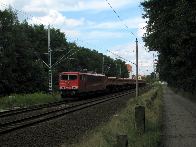 Tglich grt das Murmeltier, ach ne die 155er mit dem Kieszug vom BBI, mehrmals Tglich verkehr vom BBI in Richtung Sden und zu diesem Zeitpunkt schleicht 155 046-4 aus Bestensee heraus dem RE 2 hinterher.