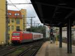 101 117-0 erreichte dann wenig spter pnktlich, aber bereits mit grauem Himmel den Bahnhof Friedrichstr.