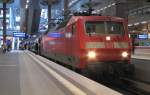 120 101-1 steht am 05.07.2011 mit dem EN 476  Metropol  aus Budapest am Endbahnhof Berlin Hbf und wird gleich in die Abstellung fahren.