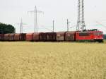 24. Juni 2012, 155 013-6 mit einem Güterzug passiert den Ortsteil Ahrensdorf in Ludwigsfelde. 