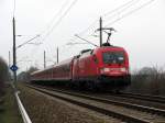 Da kommt der nchste RE 10 von Leipzig nach Cottbus geschoben von 182 008-3 am 13.12.2009.