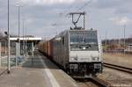 185 671-5 von der Railpool in Dienst fr die OHE mit einem Containerzug in Rathenow in Richtung Stendal unterwegs.