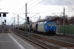 BR 185/126004/185-523-8-von-der-alpha-trains 185 523-8 von der Alpha Trains in Dienst fr die Arcelor-Mittal mit einem Kesselzug, die mit Steinkohlenstaub befllt sind, in Rathenow in Richtung Wustermark unterwegs. 11.03.2011