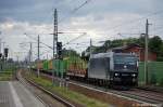 185 547-7 MRCE im Dienst für die PRESS mit leeren Holzzug in Rathenow Richtung Wustermark unterwegs.