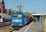185 519-6 der ITL mit einem Containerzug bei der Einfahrt in den Bahnhof Rathenow, wegen einer ICE berholung. 12.09.2011