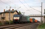 ES 64 F4 - 843 (189 843-6) MRCE Dispolok GmbH für DB Schenker Rail Deutschland AG mit einem Containerzug in Vietznitz, in Richtung Friesack weiter gefahren. 08.05.2012 