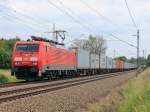 189 021-9 mit einem Containerzug in Richtung Saarmund passiert am 24. Juni 2012 den Ortsteil Ahrensdorf in Ludwigsfelde.