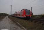 423 806-9 der  S-Bahn Stuttgart  war auf Werkstattfahrt unterwegs und beschleunigt hier im bahnhof von Saarmund (20.10.09)